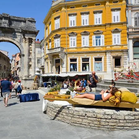 Apartment In Pula 24 *